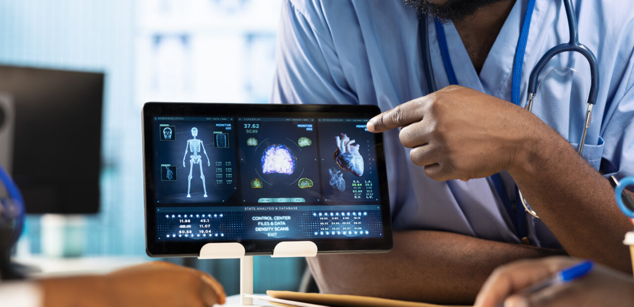 Doutor apontando para um tablet