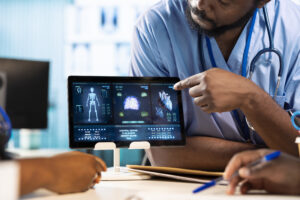 Doutor apontando para um tablet